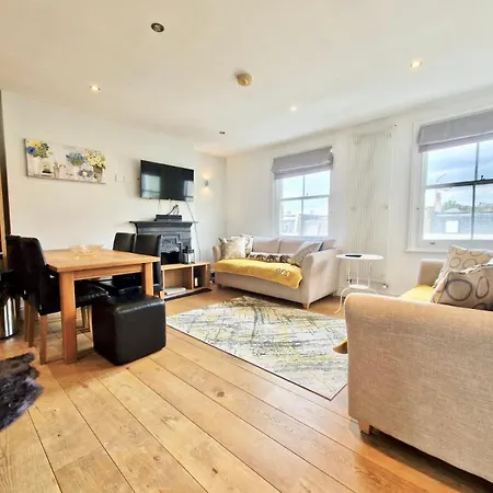 Victorian Modern Two Bedrooms Flat In West Kensington With London Skyline View